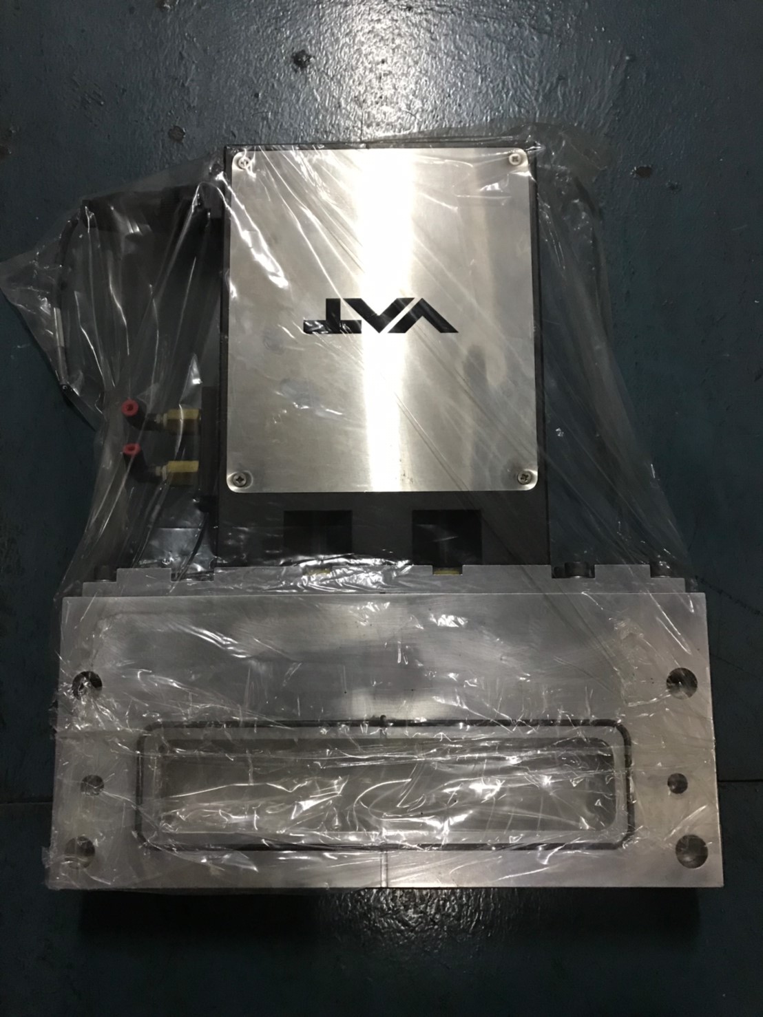 VAT 02010-BA24-1008 Rectangular Gate Valve - Slit Valves image