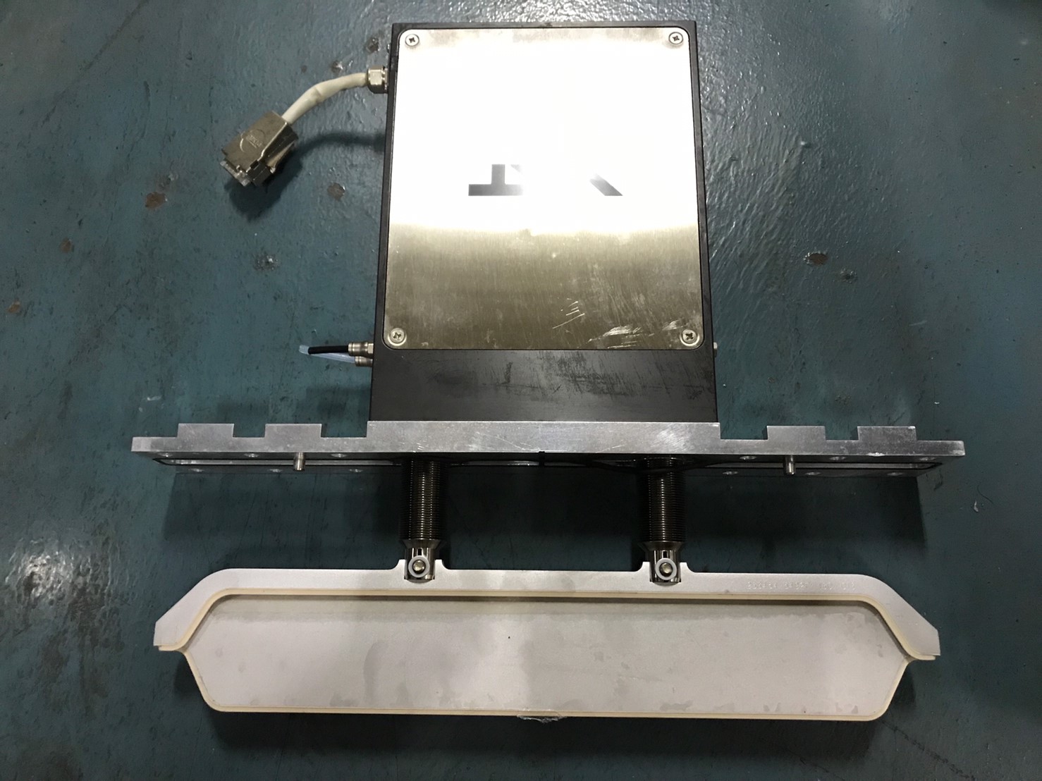 VAT 02112-BA24-AVQ1 / 0038 Rectangular Gate Valve - Slit Valves image