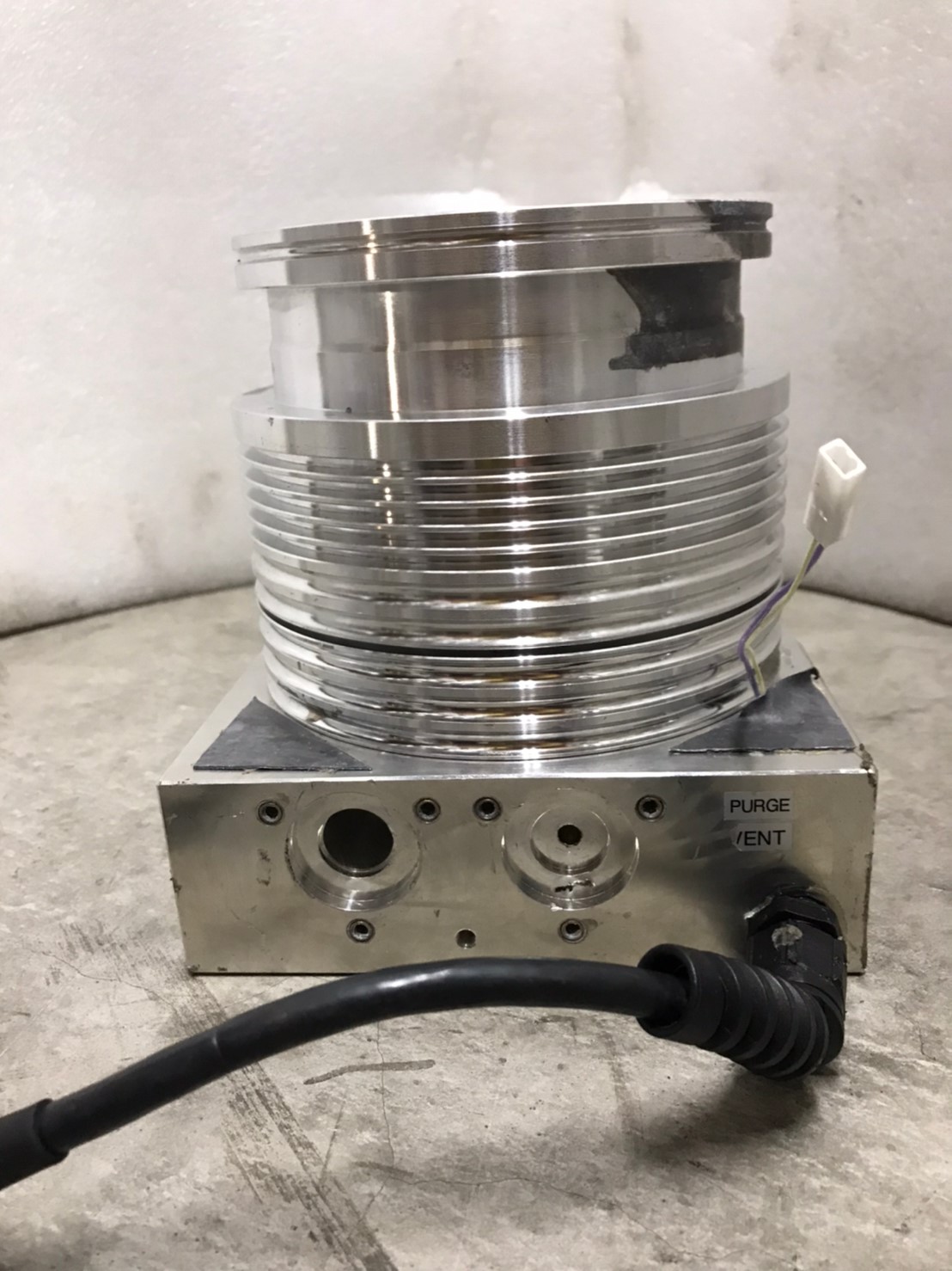 LEYBOLD TW300 turbo pump image