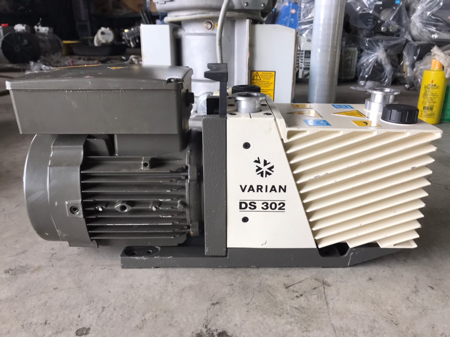 VARIAN DS 302 Vacuum Pump image